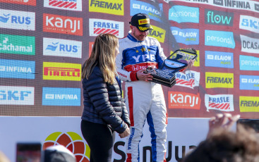 San Juan, Argentina.- En las fotos, durante la quinta fecha del TC 2000, que se disputó en el autódromo sanjuanino del Villicum, Argentina el 23 de junio del 2024. Tiago Pernía (Renault), de 22 años se quedó con las dos finales disputadas en el circuito de El Villicum. Completaron el podio Bernardo Llaver (Honda) y Leonel Pernía (Renault).