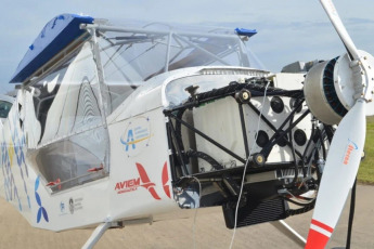 Buenos Aires, Argentina.- En las fotos, muestra el sistema moto propulsor (conjunto motor y hélice), del AVIEM 100 Epower el 17 de junio del 2024. La Facultad de Ingeniería de la Universidad Nacional de La Plata (UNLP), informó que trabaja en el fuselaje de la primera aeronave 100% eléctrica de fabricación nacional, por lo que pronto se convertirá en el primer avión eléctrico del país en levantar vuelo, una vez culminados los testeos de rigor y superados los compromisos burocráticos en materia de permisos en el marco de las habilitaciones que realiza la Administración Nacional de Aviación Civil (ANAC).