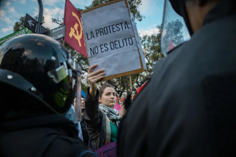 Buenos Aires, Argentina.- In the photos, Argentines mobilized to Plaza de Mayo to demand the release of the people who continue to be detained due to the incidents in Plaza Congreso on June 18, 2024. The federal judge ordered the release of 11 of the 16 people who were still detained for the incidents that occurred on June 12 in Plaza Congreso, during the debate on the Bases Law, as confirmed by judicial sources.