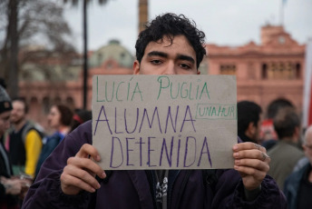 Buenos Aires, Argentina.- En las fotos, argentinos se movilizaron a Plaza de Mayo para reclamar la liberación de las personas que continúan detenidos por los incidentes en Plaza Congreso el 18 de junio del 2024. La jueza federal dispuso la liberación de 11 de las 16 personas que seguían detenidas por los incidentes que se produjeron el pasado 12 de junio en Plaza Congreso, durante el debate de Ley Bases, según confirmaron fuentes judiciales.