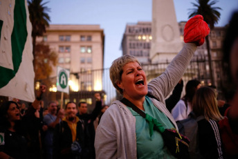 Buenos Aires, Argentina.- En las fotos, argentinos se movilizaron a Plaza de Mayo para reclamar la liberación de las personas que continúan detenidos por los incidentes en Plaza Congreso el 18 de junio del 2024. La jueza federal dispuso la liberación de 11 de las 16 personas que seguían detenidas por los incidentes que se produjeron el pasado 12 de junio en Plaza Congreso, durante el debate de Ley Bases, según confirmaron fuentes judiciales.