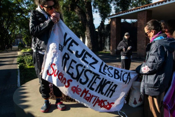 Buenos Aires, Argentina.- In the photos, relatives and activists said goodbye to the remains of Roxana Figueroa, Andrea Amarante and Pamela Cobbas, at a wake in the Buenos Aires neighborhood of Barracas and then in the Chacarita cemetery on June 26, 2024. The Three lesbian women were murdered in May in a family hotel in Barracas, the farewell was held under the claim “It was lesbicide.”