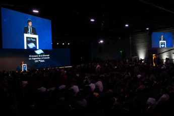 Buenos Aires, Argentina.- En la foto del 12 de junio de 2024, el empresario multimillonario Elon Musk participó este miércoles, junto al presidente Javier Milei, del foro liberal organizado por la Fundación Libertad y Progreso y por analistas del think tank estadounidense Cato Institute. El evento, comenzó el martes en el Hotel Hilton y contó con la asistencia del magnate vía zoom, y fue transmitido en vivo a los millones de usuarios de la red social X, propiedad del sudafricano. Durante las jornadas del martes y miércoles, se congregaran los asistentes a la presentación “El Renacer de la Libertad en la Argentina y el mundo”. El Hilton es el punto de encuentro para los referentes liberales, que compartirán una disertación virtual del millonario dueño de Tesla, así como el discurso de cierre a cargo del mandatario argentino. El principal orador del foro fue Milei, no obstante, ambos líderes captaran el protagonismo durante el evento, por la relación de afinidad que forjaron mediantes las redes. Y fundamentalmente porque el magnate no solo disertó sobre temas de su especialidad, como las nuevas tecnologías e inteligencia artificial, sino que además hizo un breve análisis de los primeros seis meses de Gobierno libertario y el impacto de sus medidas económicas, a nivel global.