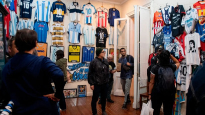 Buenos Aires, Argentina.- En las fotos, las personas participan de la tercera edición de la denominada ”Peña Maradoniana", en el Día del Futbolista en el Palacio El Victorial, del barrio de San Telmo de Buenos Aires, Argentina el 22 de junio del 2024. El acto homenaje a Diego Armando Maradona, fue un evento multidisciplinario dedicado a realzar la figura del ’10’, el idolo popular más grande de la Argentina.