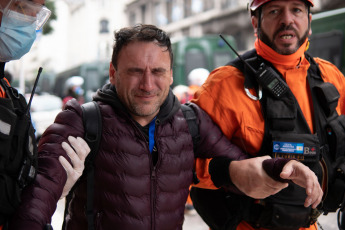 Buenos Aires, Argentina.- En la foto del 12 de junio de 2024, los alrededores del Congreso de la Nación se convirtieron en un campo de batalla en el que chocaron manifestantes y fuerzas de seguridad durante toda la tarde de este miércoles 12 de junio. Organizaciones sociales, piqueteras, de izquierda, peronistas, de derechos humanos, asambleas barriales y sindicatos se manifestaron en rechazo a la Ley Bases que se debate en el Senado. El objetivo del ataque fue interrumpir la sesión.