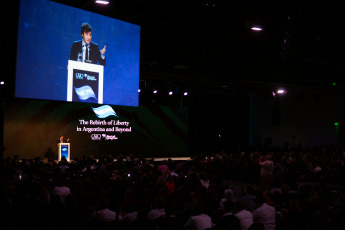 Buenos Aires, Argentina.- En la foto del 12 de junio de 2024, el empresario multimillonario Elon Musk participó este miércoles, junto al presidente Javier Milei, del foro liberal organizado por la Fundación Libertad y Progreso y por analistas del think tank estadounidense Cato Institute. El evento, comenzó el martes en el Hotel Hilton y contó con la asistencia del magnate vía zoom, y fue transmitido en vivo a los millones de usuarios de la red social X, propiedad del sudafricano. Durante las jornadas del martes y miércoles, se congregaran los asistentes a la presentación “El Renacer de la Libertad en la Argentina y el mundo”. El Hilton es el punto de encuentro para los referentes liberales, que compartirán una disertación virtual del millonario dueño de Tesla, así como el discurso de cierre a cargo del mandatario argentino. El principal orador del foro fue Milei, no obstante, ambos líderes captaran el protagonismo durante el evento, por la relación de afinidad que forjaron mediantes las redes. Y fundamentalmente porque el magnate no solo disertó sobre temas de su especialidad, como las nuevas tecnologías e inteligencia artificial, sino que además hizo un breve análisis de los primeros seis meses de Gobierno libertario y el impacto de sus medidas económicas, a nivel global.