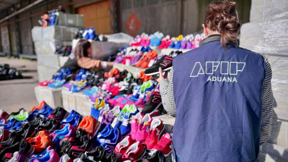 Buenos Aires, Argentina.- En la foto tomada el 10 de junio de 2024, la Dirección General de Aduanas-AFIP entregó casi 8 mil pares de zapatillas para su donación, a Caritas. Con ello se busca que la mercadería —que fue incautada por el Estado nacional por ilícitos en materia de comercio internacional— sea devuelta en forma provechosa a la sociedad, integrando un ciclo virtuoso. Los productos están vinculados con una causa en la que intervino el Juzgado Nacional en lo Penal Económico N° 6, a cargo del juez Marcelo Aguinsky, y su donación supone un antecedente histórico, ya que son objeto de fraude marcario y la empresa afectada resolvió acceder a su donación en lugar de su destrucción, como usualmente ocurre. En efecto, los 7.848 pares de zapatillas que integraron esta entrega llevan inscripciones apócrifas de la marca New Balance. En total consisten en nada menos que 4.229 kg de calzado deportivo.