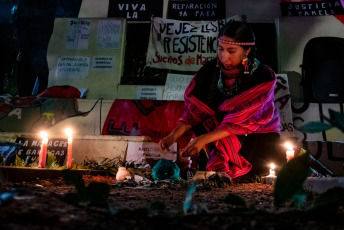 Buenos Aires, Argentina.- En las fotos, a un mes del triple lesbicidio, se llevó a cabo una marcha a la Plazoleta Quinquela Martin (Barracas) el 6 de junio del 2024. Los manifestantes exigen justicia por las víctimas Pamela, Roxana y Andrea, y asistencia y justicia para Sofía, la única sobreviviente. Dos parejas fueron víctimas de un crimen de odio incendiario en una pensión el pasado 6 de mayo.