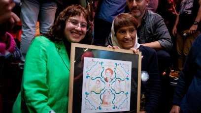 Buenos Aires, Argentina.- En las fotos, las personas participan de la tercera edición de la denominada ”Peña Maradoniana", en el Día del Futbolista en el Palacio El Victorial, del barrio de San Telmo de Buenos Aires, Argentina el 22 de junio del 2024. El acto homenaje a Diego Armando Maradona, fue un evento multidisciplinario dedicado a realzar la figura del ’10’, el idolo popular más grande de la Argentina.