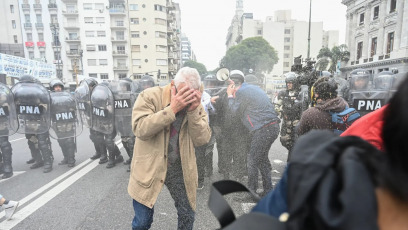 Buenos Aires, Argentina.- En la foto del 12 de junio de 2024, en el marco de la discusión por la votación de la Ley Bases en el Senado de la Nación se desplegó en un fuerte operativo policial que terminó en un duro enfrentamiento con las organizaciones sociales y políticas que se manifestaban en desacuerdo con el proyecto. Entre los heridos por el gas pimienta que la policía utilizó estuvieron algunos de los legisladores pertenecientes a Unión por la Patria (UP).