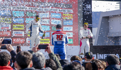 San Juan, Argentina.- En las fotos, durante la quinta fecha del TC 2000, que se disputó en el autódromo sanjuanino del Villicum, Argentina el 23 de junio del 2024. Tiago Pernía (Renault), de 22 años se quedó con las dos finales disputadas en el circuito de El Villicum. Completaron el podio Bernardo Llaver (Honda) y Leonel Pernía (Renault).