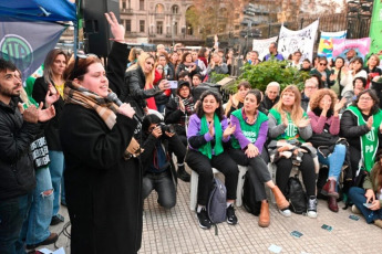 Buenos Aires, Argentina.- En las fotos, cientos de personas se reunieron frente al Congreso de la Nación en apoyo a trabajadoras y trabajadores del ex Ministerio de Mujeres, Géneros y Diversidad el 11 de junio del 2024. Se celebró una asamblea abierta organizada ante el anuncio del cierre de la Subsecretaría de Prevención contra la Violencia de Género y el desmantelamiento de políticas de este área.