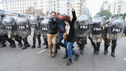 Buenos Aires, Argentina.- En la foto del 12 de junio de 2024, en el marco de la discusión por la votación de la Ley Bases en el Senado de la Nación se desplegó en un fuerte operativo policial que terminó en un duro enfrentamiento con las organizaciones sociales y políticas que se manifestaban en desacuerdo con el proyecto. Entre los heridos por el gas pimienta que la policía utilizó estuvieron algunos de los legisladores pertenecientes a Unión por la Patria (UP).