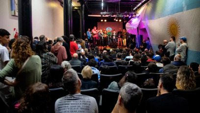 Buenos Aires, Argentina.- En las fotos, las personas participan de la tercera edición de la denominada ”Peña Maradoniana", en el Día del Futbolista en el Palacio El Victorial, del barrio de San Telmo de Buenos Aires, Argentina el 22 de junio del 2024. El acto homenaje a Diego Armando Maradona, fue un evento multidisciplinario dedicado a realzar la figura del ’10’, el idolo popular más grande de la Argentina.