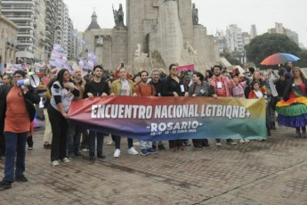 Rosario, Argentina.- En las fotos, organizaciones y activistas participaron del VI Encuentro Nacional LGTBIQNB+ en Rosario, Argentina el 23 de junio del 2024. Desde distintos sitios del país, se consensuaron como prioridades en su agenda en común, el reclamo de justicia por la Masacre de Barracas; el fin de la impunidad judicial; el rechazo a la Ley Bases, al DNU 70/2023 y el desfinanciamiento de las políticas públicas de reparación y promoción a las diversidades; la sanción de una ley que desaliente y condene a la discriminación por identidad y expresión de género y de otra que amplíe derechos a las personas trans; el respeto al cupo laboral en el Estado nacional.