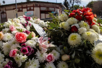 Buenos Aires, Argentina.- In the photos, relatives and activists said goodbye to the remains of Roxana Figueroa, Andrea Amarante and Pamela Cobbas, at a wake in the Buenos Aires neighborhood of Barracas and then in the Chacarita cemetery on June 26, 2024. The Three lesbian women were murdered in May in a family hotel in Barracas, the farewell was held under the claim “It was lesbicide.”