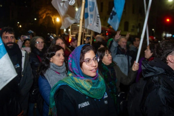 Buenos Aires, Argentina.- En las fotos, un amplio sector gremial y político llamó frente al Congreso a defender la soberanía y rechazar la Ley Bases el 26 de junio del 2024. La conferencia congregó a distintos espacios del movimiento sindical que instaron a seguir defendiendo las empresas públicas y rechazando la Ley Bases impulsada por el Gobierno nacional y que se tratará este jueves en la Cámara baja, además pidieron dar de baja el Impuesto a las Ganancias.