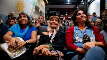 Buenos Aires, Argentina.- En las fotos, las personas participan de la tercera edición de la denominada ”Peña Maradoniana", en el Día del Futbolista en el Palacio El Victorial, del barrio de San Telmo de Buenos Aires, Argentina el 22 de junio del 2024. El acto homenaje a Diego Armando Maradona, fue un evento multidisciplinario dedicado a realzar la figura del ’10’, el idolo popular más grande de la Argentina.