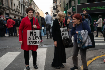 Buenos Aires, Argentina.- En la foto del 12 de junio de 2024, los alrededores del Congreso de la Nación se convirtieron en un campo de batalla en el que chocaron manifestantes y fuerzas de seguridad durante toda la tarde de este miércoles 12 de junio. Organizaciones sociales, piqueteras, de izquierda, peronistas, de derechos humanos, asambleas barriales y sindicatos se manifestaron en rechazo a la Ley Bases que se debate en el Senado. El objetivo del ataque fue interrumpir la sesión.