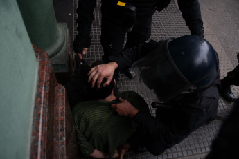 Buenos Aires, Argentina.- En la foto del 12 de junio de 2024, los alrededores del Congreso de la Nación se convirtieron en un campo de batalla en el que chocaron manifestantes y fuerzas de seguridad durante toda la tarde de este miércoles 12 de junio. Organizaciones sociales, piqueteras, de izquierda, peronistas, de derechos humanos, asambleas barriales y sindicatos se manifestaron en rechazo a la Ley Bases que se debate en el Senado. El objetivo del ataque fue interrumpir la sesión.