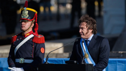 Rosario, Argentina.- En la foto del 20 de junio de 2024, el presidente argentino Javier Milei encabezó un acto del Día de la Bandera en la ciudad de Rosario para conmemorar el 204º aniversario del paso a la inmortalidad del general Manuel Belgrano. El jefe de Estado decidió acortar su viaje por Italia y Suiza con intención de estar presenten en el país para las celebraciones patrias del 17 de junio (el paso a la inmortalidad de General Don Martín Miguel de Güemes) y el 20 del mes (el paso a la Inmortalidad del General Manuel Belgrano).