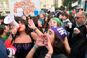 Buenos Aires, Argentina.- En la foto, el movimiento de las mujeres y diversidades se movilizó masivamente al Congreso de Buenos Aires el 3 de junio del 2024. La marcha anual 'Ni una menos' -la primera de la era Milei- , contó con la participación de miles de personas bajo consignascomo “con hambre, odio y racismo colonial no hay Ni Una Menos” y “Abajo la Ley Bases y el DNU”.