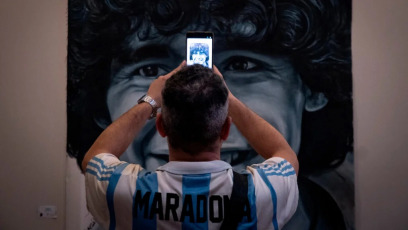 Buenos Aires, Argentina.- En las fotos, las personas participan de la tercera edición de la denominada ”Peña Maradoniana", en el Día del Futbolista en el Palacio El Victorial, del barrio de San Telmo de Buenos Aires, Argentina el 22 de junio del 2024. El acto homenaje a Diego Armando Maradona, fue un evento multidisciplinario dedicado a realzar la figura del ’10’, el idolo popular más grande de la Argentina.