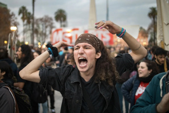 Buenos Aires, Argentina.- En las fotos, argentinos se movilizaron a Plaza de Mayo para reclamar la liberación de las personas que continúan detenidos por los incidentes en Plaza Congreso el 18 de junio del 2024. La jueza federal dispuso la liberación de 11 de las 16 personas que seguían detenidas por los incidentes que se produjeron el pasado 12 de junio en Plaza Congreso, durante el debate de Ley Bases, según confirmaron fuentes judiciales.