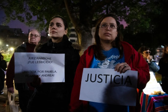 Buenos Aires.- A un mes del lesbicidio, se llevó a cabo una marcha a la Plazoleta Quinquela Martin (Barracas), Buenos Aires, para exigir justicia por las víctimas Pamela, Roxana y Andrea, y asistencia y justicia para Sofía, la única sobreviviente. El lunes 6 de mayo dos parejas de mujeres fueron víctimas de un crimen de odio incendiario en una pensión. Las víctimas del triple lesbicidio fueron Pamela, Roxana y Andrea. Mientras que la única sobreviviente, Sofía, sufrió graves quemaduras. El juez Edmundo Rabbione del Juzgado Criminal y Correccional N°14 no consideró que se trate de un femicidio agravado por el odio al género o a la orientación sexual, identidad de género o su expresión.