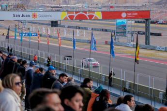 San Juan, Argentina.- En las fotos, durante la quinta fecha del TC 2000, que se disputó en el autódromo sanjuanino del Villicum, Argentina el 23 de junio del 2024. Tiago Pernía (Renault), de 22 años se quedó con las dos finales disputadas en el circuito de El Villicum. Completaron el podio Bernardo Llaver (Honda) y Leonel Pernía (Renault).