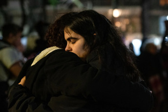 Buenos Aires, Argentina.- En las fotos, a un mes del triple lesbicidio, se llevó a cabo una marcha a la Plazoleta Quinquela Martin (Barracas) el 6 de junio del 2024. Los manifestantes exigen justicia por las víctimas Pamela, Roxana y Andrea, y asistencia y justicia para Sofía, la única sobreviviente. Dos parejas fueron víctimas de un crimen de odio incendiario en una pensión el pasado 6 de mayo.