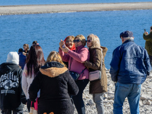 San Juan, Argentina.- En las fotos, las personas visitan zonas turísticas de San Juan, Argentina el 20 de junio del 2024. La Confederación Argentina de la Mediana Empresa (CAME) informó que durante el fin de semana largo del 17 de junio hubo una caída del turismo del 64,3% en comparación con el 2023. El 17 de junio, viajaron 802 mil personas y gastaron $81.464 millones (peso argentino).