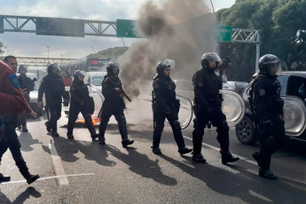 Buenos Aires, Argentina.- En las fotos, efectivos de la Policía de la Ciudad de Buenos Aires, reprimieron a trabajadores que se manifestaban sobre la avenida General Paz en Buenos Aires el 5 de junio del 2024. Las protestas se realizan en contra de cerca de un millar de despidos anunciados en el Instituto Nacional de Técnica Industrial (INTI). Dos manifestantes resultaron heridos, según denunciaron fuentes gremiales.