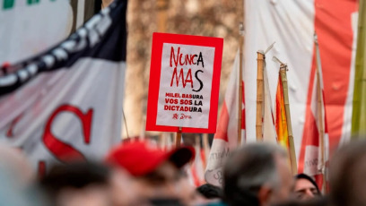 Buenos Aires, Argentina.- En las fotos, argentinos se movilizaron a Plaza de Mayo para reclamar la liberación de las personas que continúan detenidos por los incidentes en Plaza Congreso el 18 de junio del 2024. La jueza federal dispuso la liberación de 11 de las 16 personas que seguían detenidas por los incidentes que se produjeron el pasado 12 de junio en Plaza Congreso, durante el debate de Ley Bases, según confirmaron fuentes judiciales.