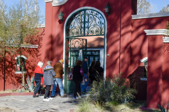 San Juan, Argentina.- En las fotos, las personas visitan zonas turísticas de San Juan, Argentina el 20 de junio del 2024. La Confederación Argentina de la Mediana Empresa (CAME) informó que durante el fin de semana largo del 17 de junio hubo una caída del turismo del 64,3% en comparación con el 2023. El 17 de junio, viajaron 802 mil personas y gastaron $81.464 millones (peso argentino).