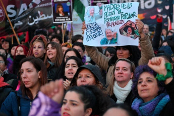 Buenos Aires, Argentina.- En la foto, el movimiento de las mujeres y diversidades se movilizó masivamente al Congreso de Buenos Aires el 3 de junio del 2024. La marcha anual 'Ni una menos' -la primera de la era Milei- , contó con la participación de miles de personas bajo consignascomo “con hambre, odio y racismo colonial no hay Ni Una Menos” y “Abajo la Ley Bases y el DNU”.