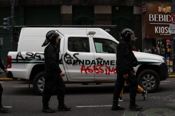 Buenos Aires, Argentina.- En la foto del 12 de junio de 2024, los alrededores del Congreso de la Nación se convirtieron en un campo de batalla en el que chocaron manifestantes y fuerzas de seguridad durante toda la tarde de este miércoles 12 de junio. Organizaciones sociales, piqueteras, de izquierda, peronistas, de derechos humanos, asambleas barriales y sindicatos se manifestaron en rechazo a la Ley Bases que se debate en el Senado. El objetivo del ataque fue interrumpir la sesión.