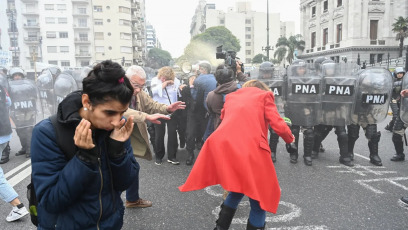 Buenos Aires, Argentina.- En la foto del 12 de junio de 2024, en el marco de la discusión por la votación de la Ley Bases en el Senado de la Nación se desplegó en un fuerte operativo policial que terminó en un duro enfrentamiento con las organizaciones sociales y políticas que se manifestaban en desacuerdo con el proyecto. Entre los heridos por el gas pimienta que la policía utilizó estuvieron algunos de los legisladores pertenecientes a Unión por la Patria (UP).