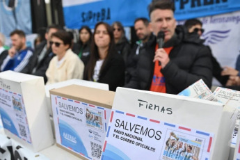 Buenos Aires, Argentina.- En las fotos, gremios de Radio Nacional, TV Pública, Correo Argentino y Aerolíneas Argentinas, entre otros, acompañados por trabajadores de las empresas, entregaron a los senadores nacionales más de un millón de firmas de ciudadanos contra la privatización de estas empresas el 11 de junio del 2024.