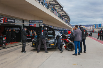 San Juan, Argentina.- En las fotos, durante la quinta fecha del TC 2000, que se disputó en el autódromo sanjuanino del Villicum, Argentina el 23 de junio del 2024. Tiago Pernía (Renault), de 22 años se quedó con las dos finales disputadas en el circuito de El Villicum. Completaron el podio Bernardo Llaver (Honda) y Leonel Pernía (Renault).