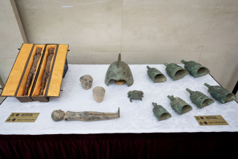 Buenos Aires, Argentina.- En las fotos, durante una ceremonia para la restitución de reliquias culturales a China en Buenos Aires, Argentina, el 27 de junio de 2024. La embajada de China en Argentina recibió 14 piezas de reliquias culturales devueltas a China desde el país sudamericano.