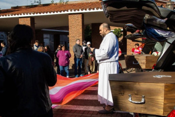 Buenos Aires, Argentina.- In the photos, relatives and activists said goodbye to the remains of Roxana Figueroa, Andrea Amarante and Pamela Cobbas, at a wake in the Buenos Aires neighborhood of Barracas and then in the Chacarita cemetery on June 26, 2024. The Three lesbian women were murdered in May in a family hotel in Barracas, the farewell was held under the claim “It was lesbicide.”