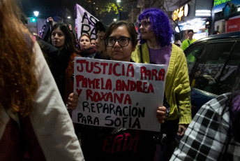 Buenos Aires, Argentina.- En las fotos, a un mes del triple lesbicidio, se llevó a cabo una marcha a la Plazoleta Quinquela Martin (Barracas) el 6 de junio del 2024. Los manifestantes exigen justicia por las víctimas Pamela, Roxana y Andrea, y asistencia y justicia para Sofía, la única sobreviviente. Dos parejas fueron víctimas de un crimen de odio incendiario en una pensión el pasado 6 de mayo.