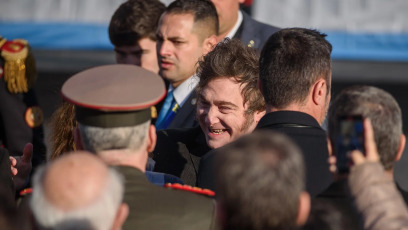 Rosario, Argentina.- En la foto del 20 de junio de 2024, el presidente argentino Javier Milei encabezó un acto del Día de la Bandera en la ciudad de Rosario para conmemorar el 204º aniversario del paso a la inmortalidad del general Manuel Belgrano. El jefe de Estado decidió acortar su viaje por Italia y Suiza con intención de estar presenten en el país para las celebraciones patrias del 17 de junio (el paso a la inmortalidad de General Don Martín Miguel de Güemes) y el 20 del mes (el paso a la Inmortalidad del General Manuel Belgrano).