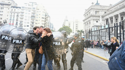 Buenos Aires, Argentina.- En la foto del 12 de junio de 2024, en el marco de la discusión por la votación de la Ley Bases en el Senado de la Nación se desplegó en un fuerte operativo policial que terminó en un duro enfrentamiento con las organizaciones sociales y políticas que se manifestaban en desacuerdo con el proyecto. Entre los heridos por el gas pimienta que la policía utilizó estuvieron algunos de los legisladores pertenecientes a Unión por la Patria (UP).