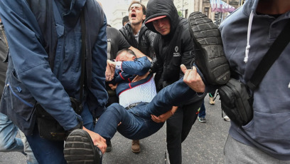 Buenos Aires, Argentina.- En la foto del 12 de junio de 2024, en el marco de la discusión por la votación de la Ley Bases en el Senado de la Nación se desplegó en un fuerte operativo policial que terminó en un duro enfrentamiento con las organizaciones sociales y políticas que se manifestaban en desacuerdo con el proyecto. Entre los heridos por el gas pimienta que la policía utilizó estuvieron algunos de los legisladores pertenecientes a Unión por la Patria (UP).