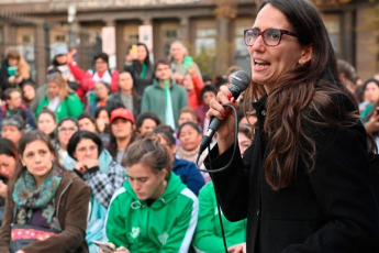 Buenos Aires, Argentina.- En las fotos, cientos de personas se reunieron frente al Congreso de la Nación en apoyo a trabajadoras y trabajadores del ex Ministerio de Mujeres, Géneros y Diversidad el 11 de junio del 2024. Se celebró una asamblea abierta organizada ante el anuncio del cierre de la Subsecretaría de Prevención contra la Violencia de Género y el desmantelamiento de políticas de este área.