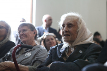 Buenos Aires, Argentina.- En las fotos, el intendente de La Plata, Julio Alak, encabezó el acto en el que se declaró “Sitio de la Memoria” a la plaza Islas Malvinas y las dependencias del centro cultural de avenida 19 y 51 que albergaron el Casino de Oficiales del Regimiento 7 de Infantería el 15 de junio del 2024. Con motivo del 42° aniversario del fin del conflicto bélico, se anunció la nueva denominación “Centro Cultural y de la Memoria Islas Malvinas” y se formalizó la asunción de sus directivos.