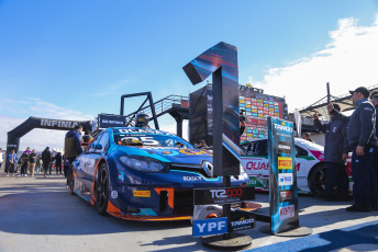 San Juan, Argentina.- En las fotos, durante la quinta fecha del TC 2000, que se disputó en el autódromo sanjuanino del Villicum, Argentina el 23 de junio del 2024. Tiago Pernía (Renault), de 22 años se quedó con las dos finales disputadas en el circuito de El Villicum. Completaron el podio Bernardo Llaver (Honda) y Leonel Pernía (Renault).