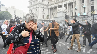 Buenos Aires, Argentina.- En la foto del 12 de junio de 2024, en el marco de la discusión por la votación de la Ley Bases en el Senado de la Nación se desplegó en un fuerte operativo policial que terminó en un duro enfrentamiento con las organizaciones sociales y políticas que se manifestaban en desacuerdo con el proyecto. Entre los heridos por el gas pimienta que la policía utilizó estuvieron algunos de los legisladores pertenecientes a Unión por la Patria (UP).